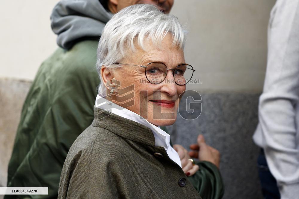 Glenn Close Walks In Madrid With Los Javis