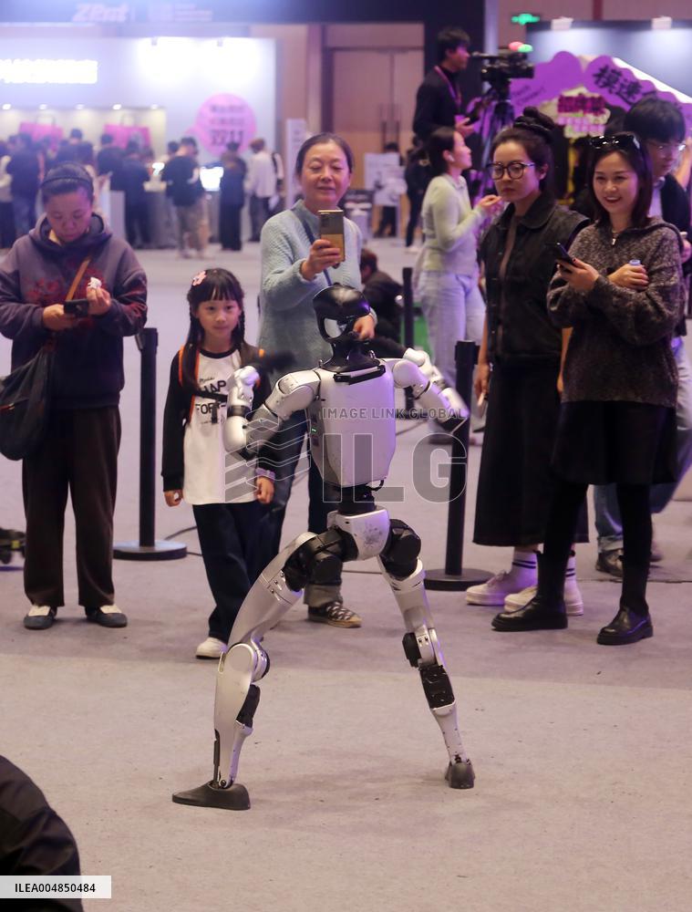 Robot Dancing at GLOBAL AI PLAYER CARNIVAL in Shanghai