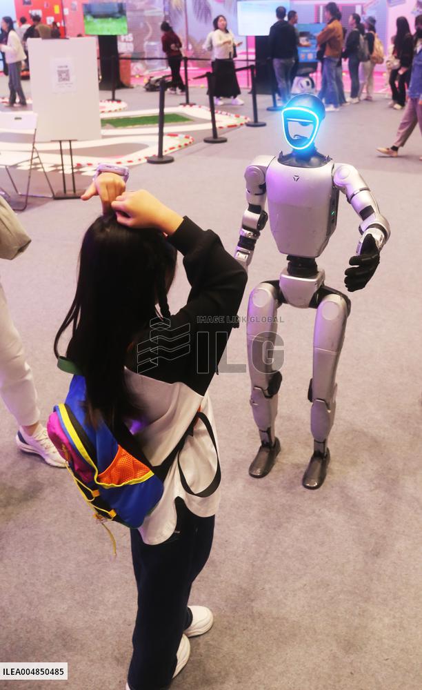 Robot Dancing at GLOBAL AI PLAYER CARNIVAL in Shanghai