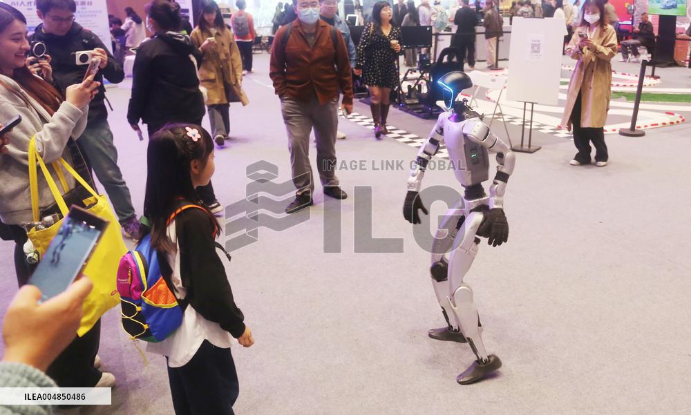 Robot Dancing at GLOBAL AI PLAYER CARNIVAL in Shanghai