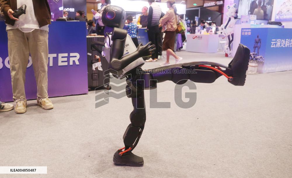 Robot Dancing at GLOBAL AI PLAYER CARNIVAL in Shanghai