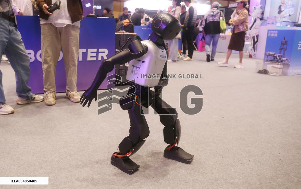 Robot Dancing at GLOBAL AI PLAYER CARNIVAL in Shanghai