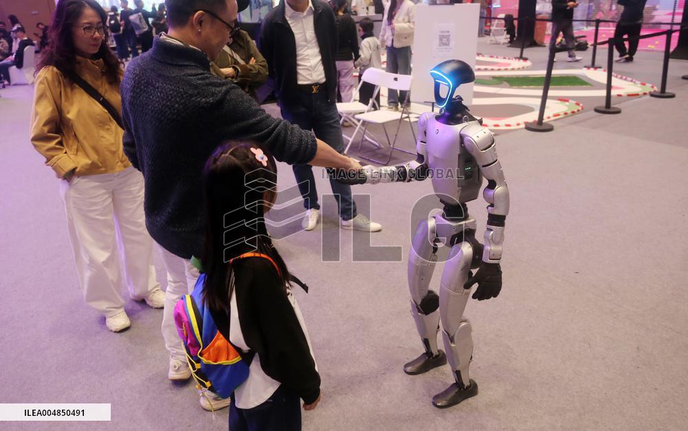 Robot Dancing at GLOBAL AI PLAYER CARNIVAL in Shanghai