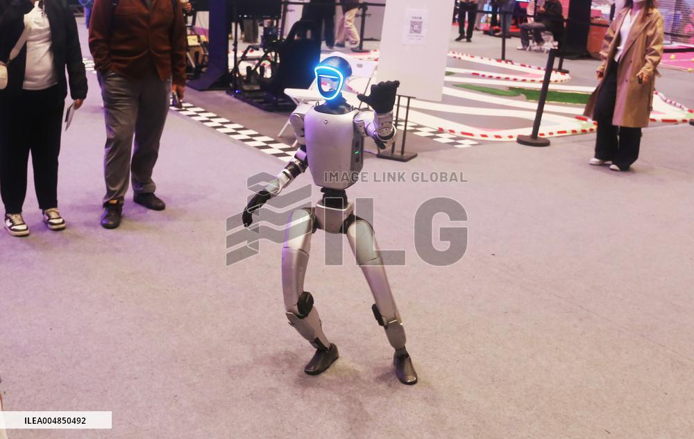 Robot Dancing at GLOBAL AI PLAYER CARNIVAL in Shanghai