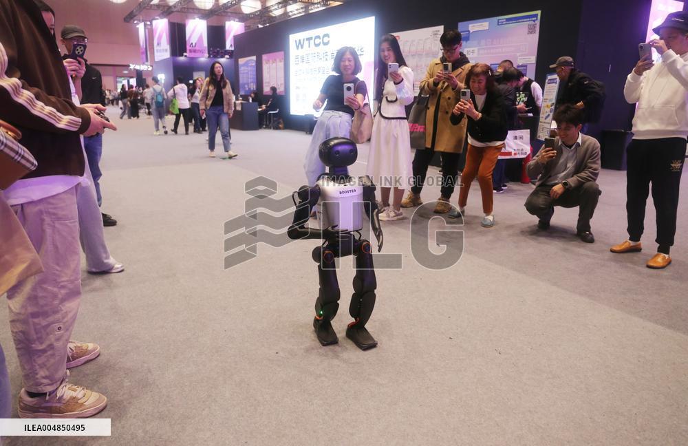 Robot Dancing at GLOBAL AI PLAYER CARNIVAL in Shanghai