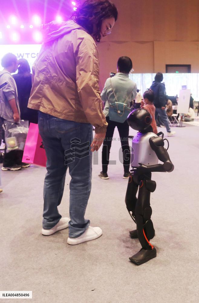 Robot Dancing at GLOBAL AI PLAYER CARNIVAL in Shanghai