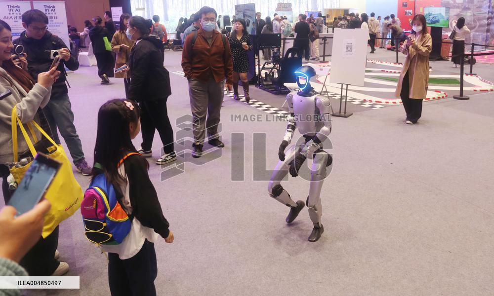 Robot Dancing at GLOBAL AI PLAYER CARNIVAL in Shanghai