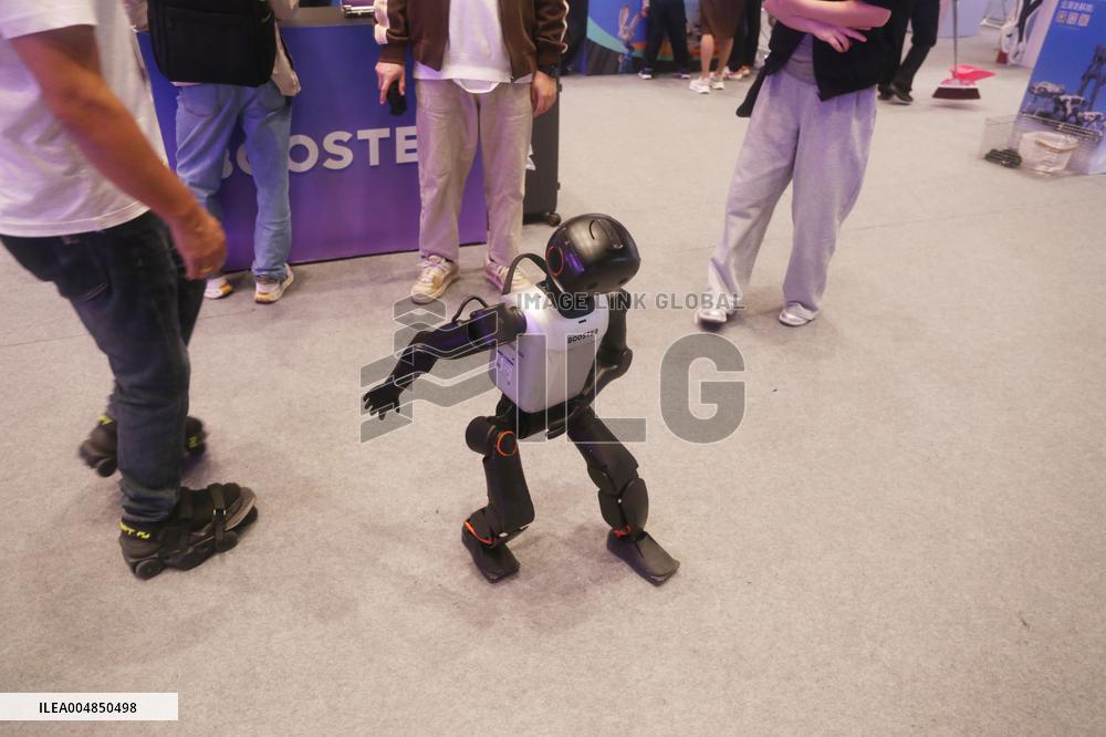 Robot Dancing at GLOBAL AI PLAYER CARNIVAL in Shanghai