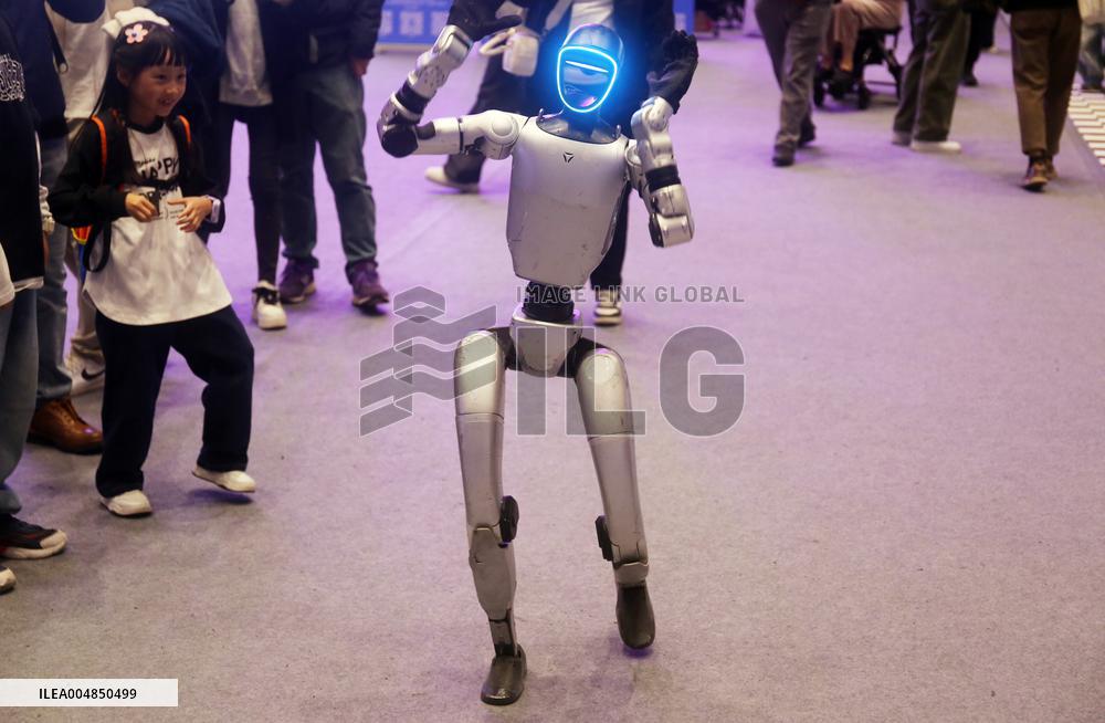 Robot Dancing at GLOBAL AI PLAYER CARNIVAL in Shanghai