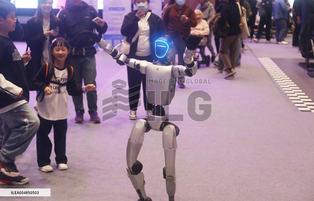 Robot Dancing at GLOBAL AI PLAYER CARNIVAL in Shanghai
