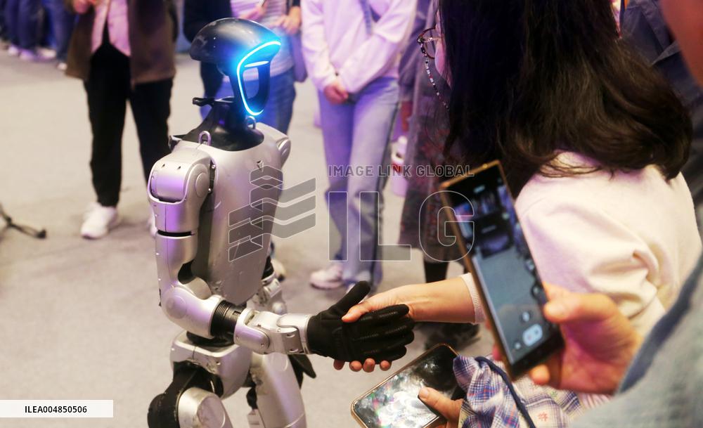 Robot Dancing at GLOBAL AI PLAYER CARNIVAL in Shanghai