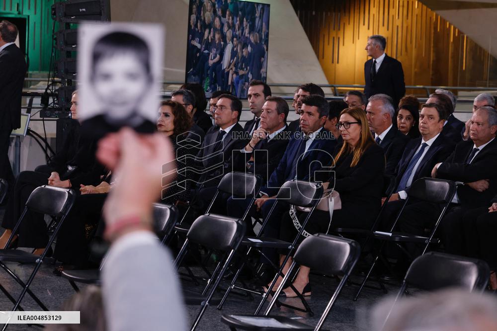 King and Queen of Spain Honor Disaster Victims - Valencia