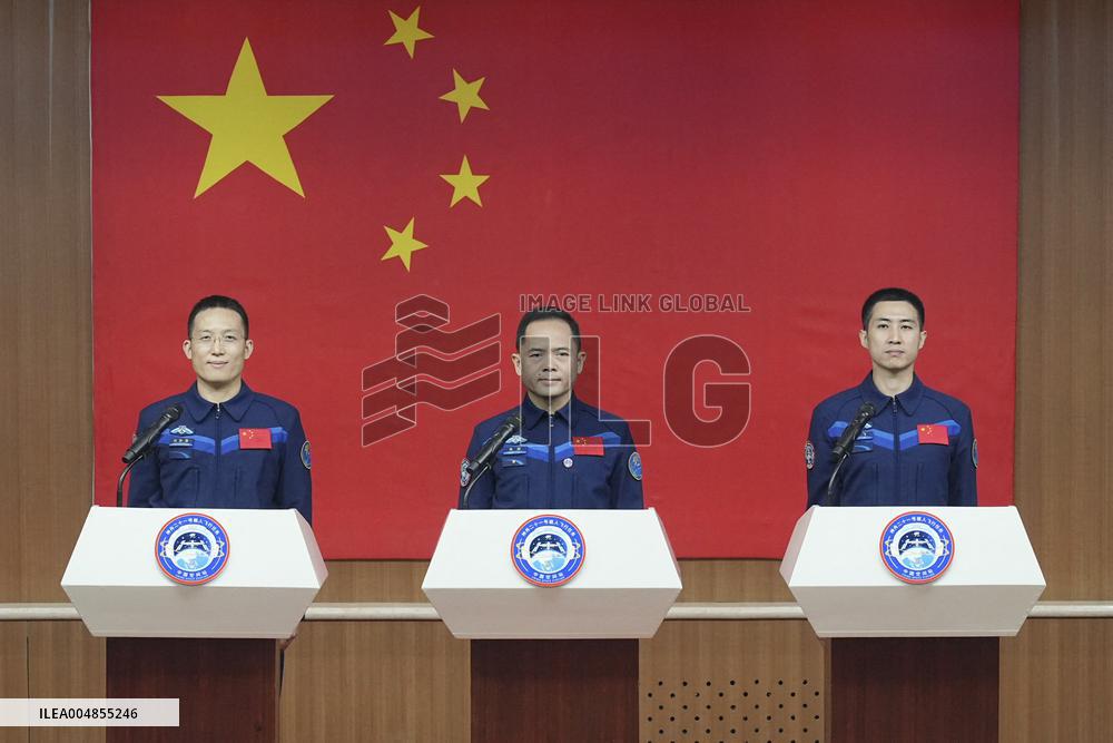 (FOCUS) CHINA-JIUQUAN-SHENZHOU-21-CREW-PRESS CONFERENCE (CN)