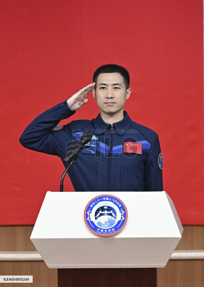 (FOCUS) CHINA-JIUQUAN-SHENZHOU-21-CREW-PRESS CONFERENCE (CN)
