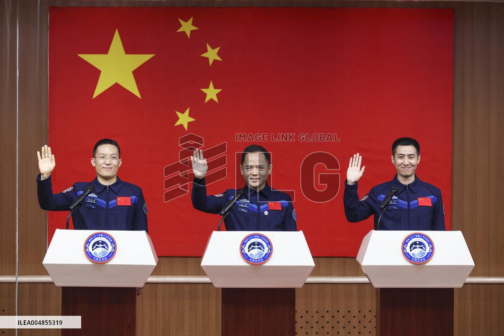 (FOCUS) CHINA-JIUQUAN-SHENZHOU-21-CREW-PRESS CONFERENCE (CN)