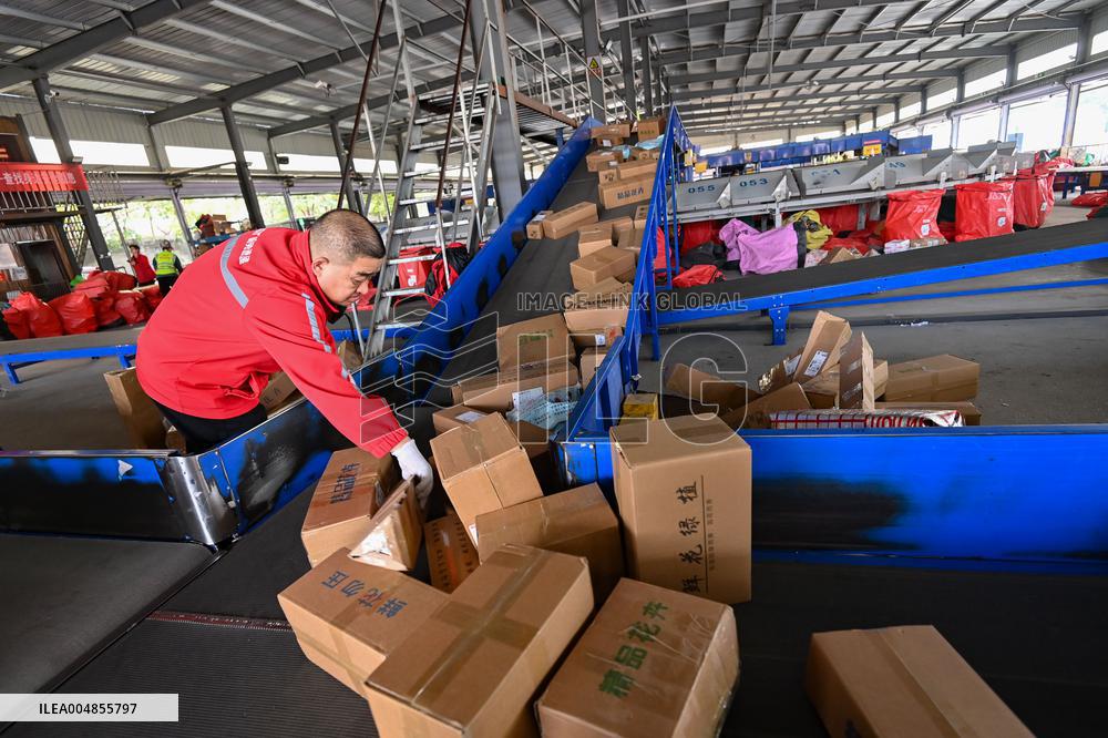 Chinese Social Logistics