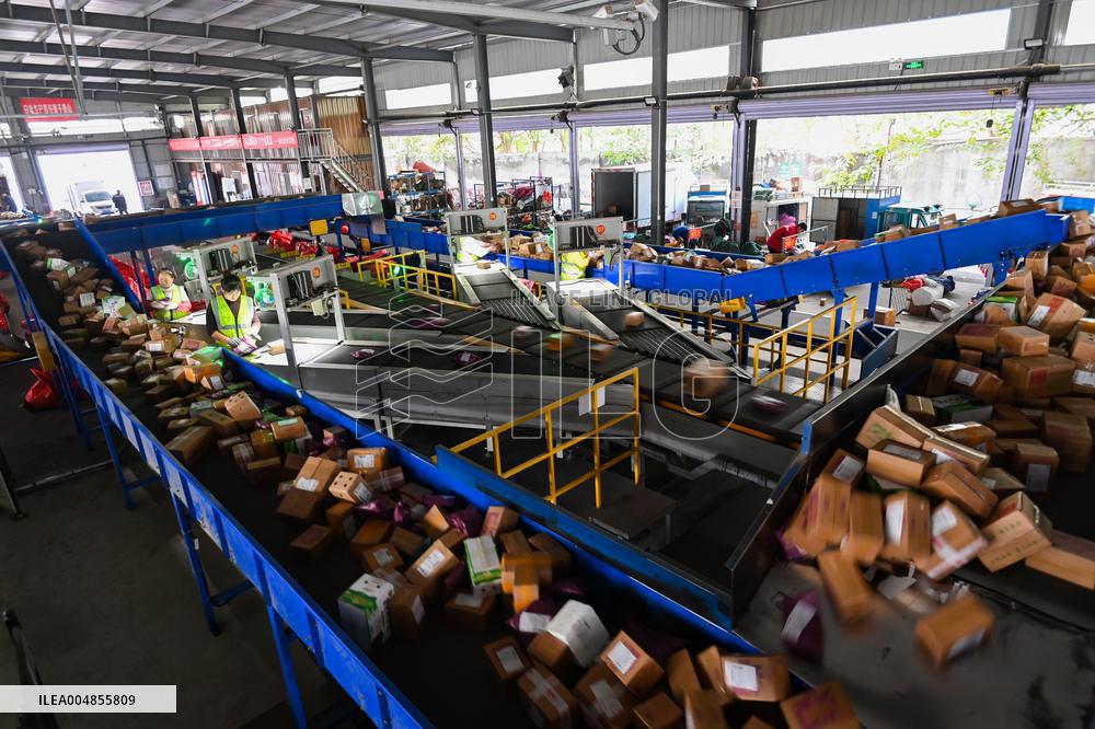 Chinese Social Logistics