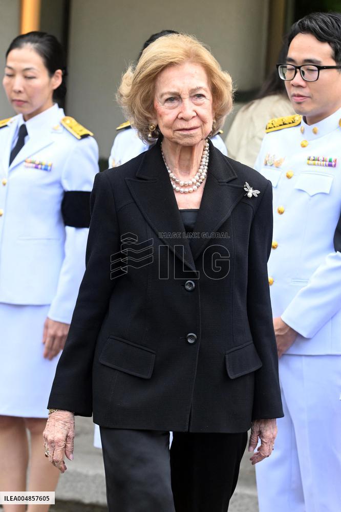 Queen Sofia Signs Condolence Book For Queen Sirikit - Spain