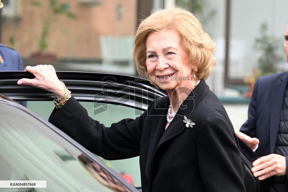 Queen Sofia Signs Condolence Book For Queen Sirikit - Spain