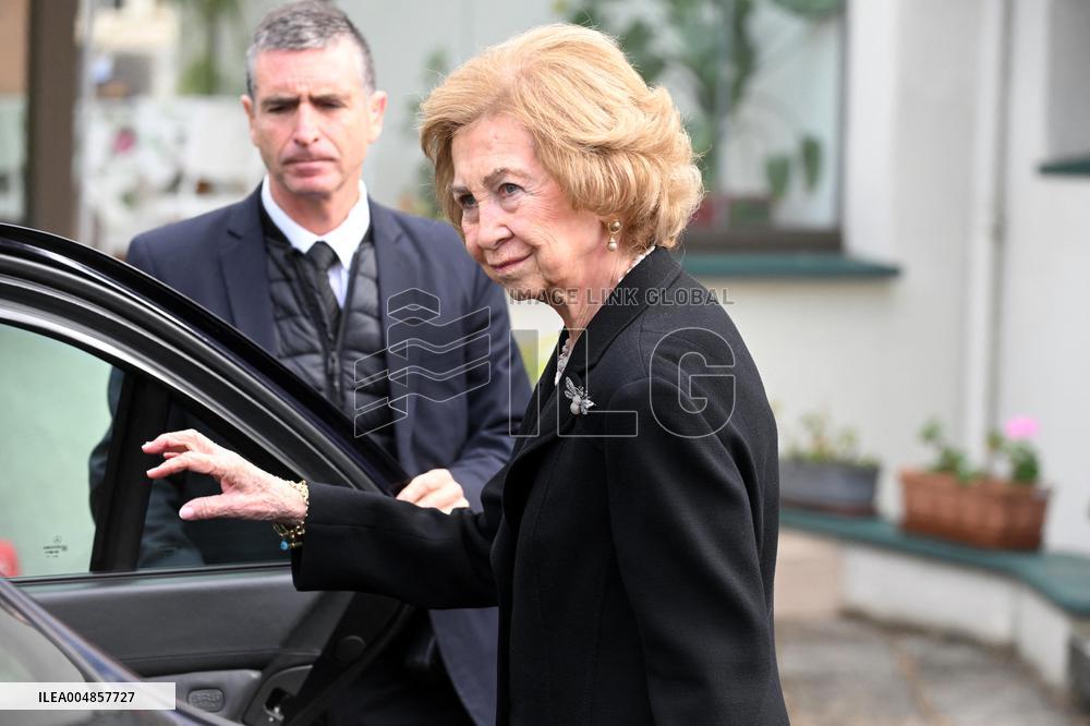 Queen Sofia Signs Condolence Book For Queen Sirikit - Spain
