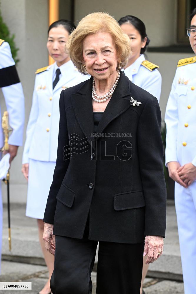 Queen Sofia Signs Condolence Book For Queen Sirikit - Spain
