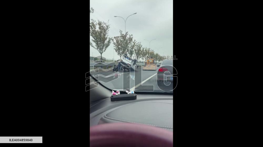 China: Residents Team Up to Right Overturned Car in Hefei