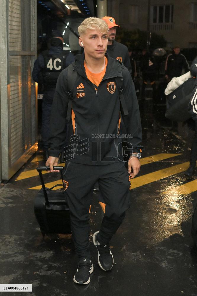 Paris FC v Lyon - Ligue 1 McDonald s - Paris