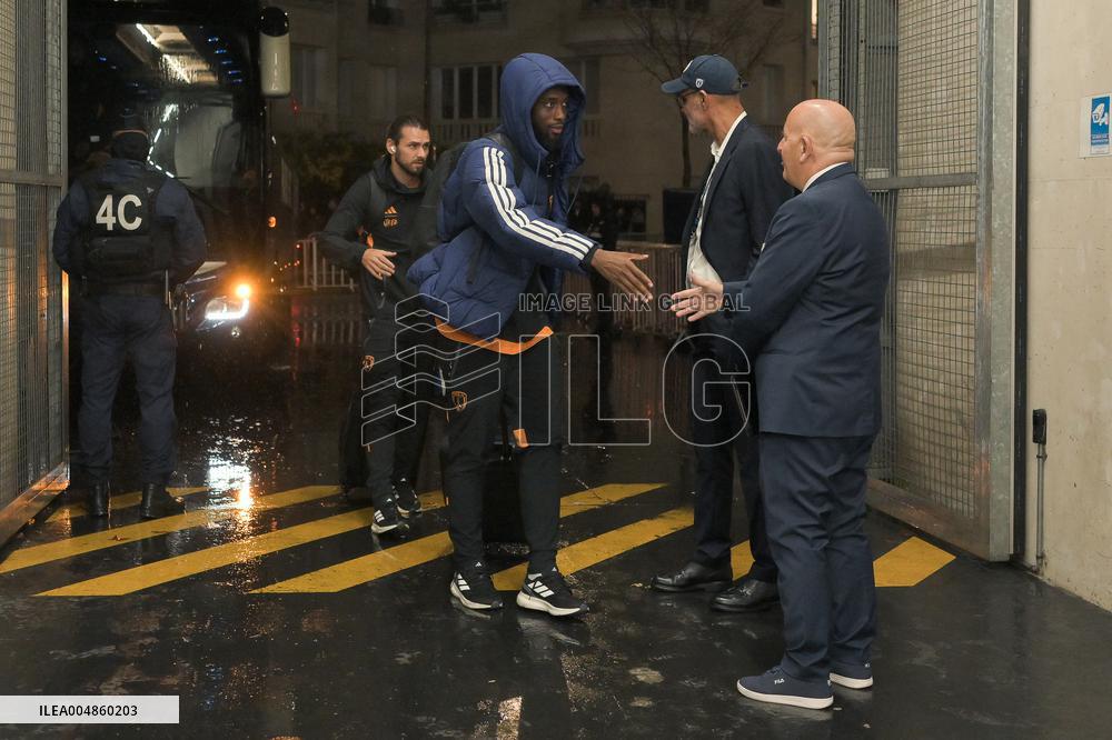 Paris FC v Lyon - Ligue 1 McDonald s - Paris