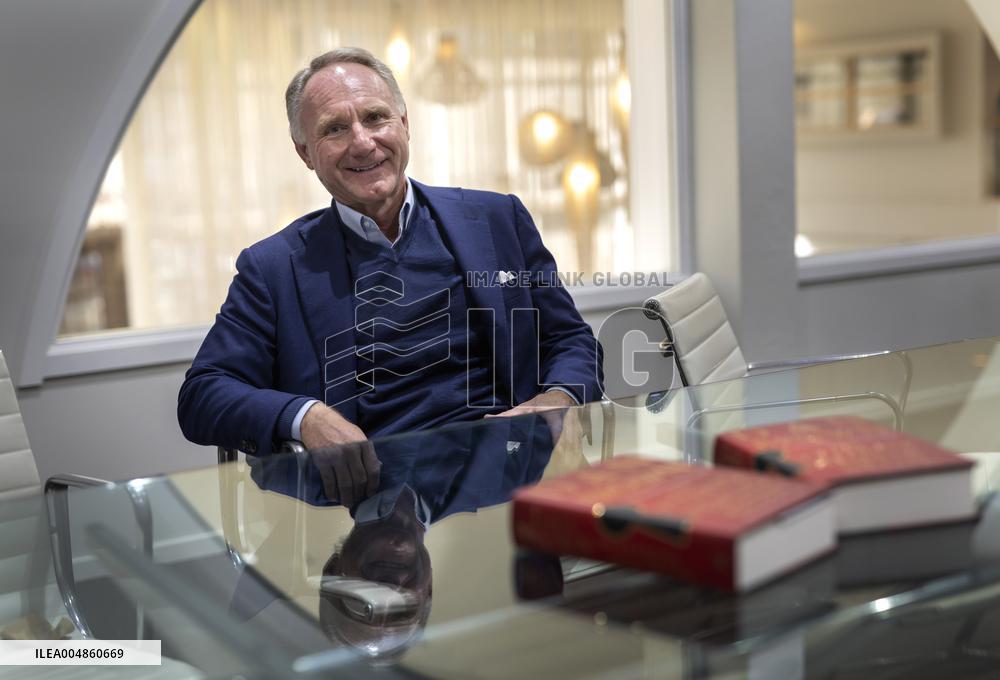 DAN BROWN