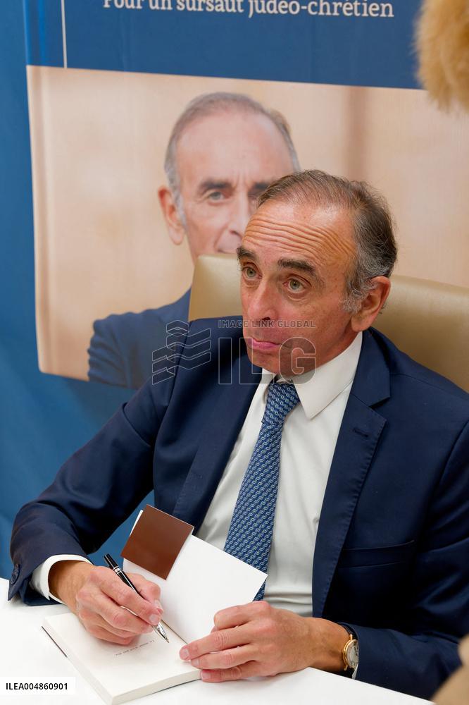 Eric Zemmour Signs His Book - Nice