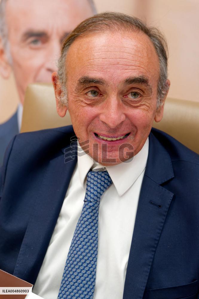 Eric Zemmour Signs His Book - Nice