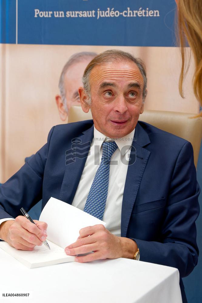 Eric Zemmour Signs His Book - Nice