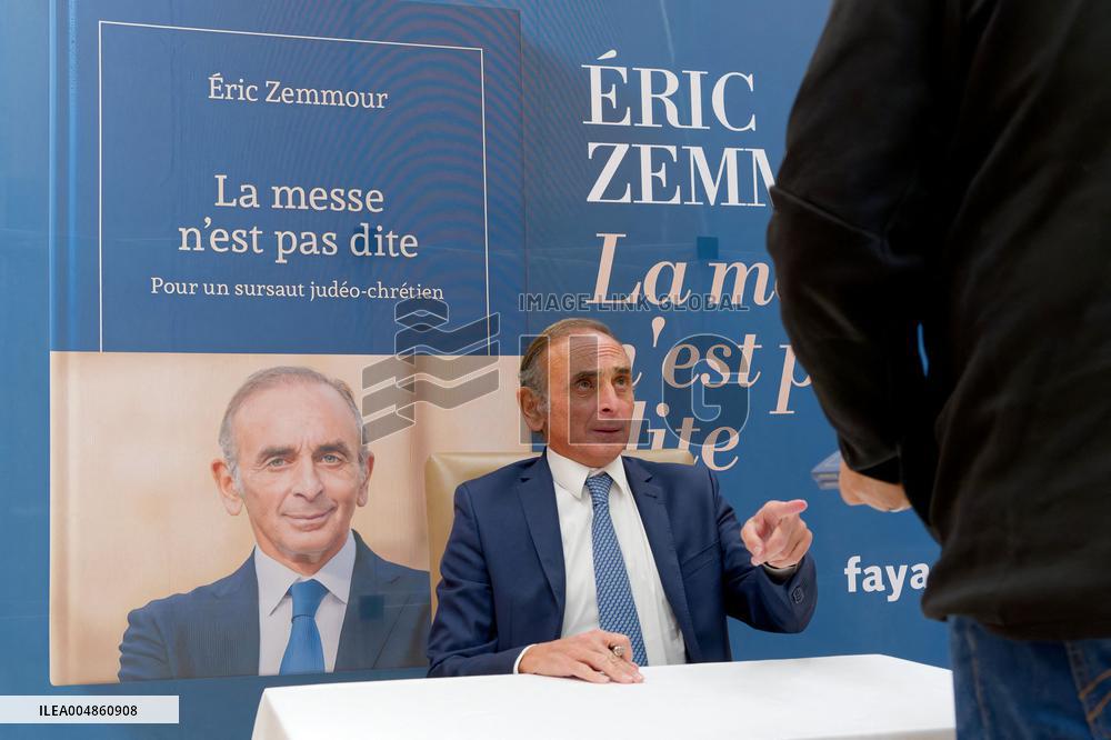 Eric Zemmour Signs His Book - Nice