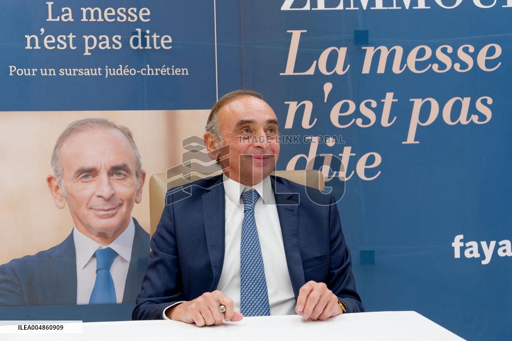 Eric Zemmour Signs His Book - Nice