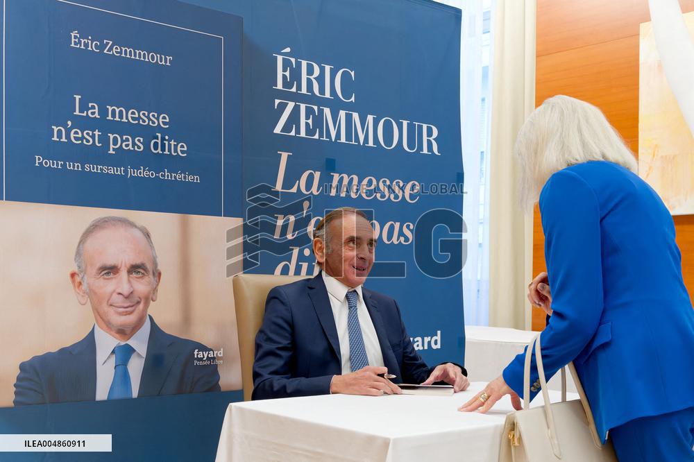 Eric Zemmour Signs His Book - Nice
