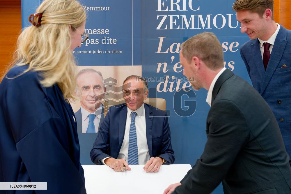 Eric Zemmour Signs His Book - Nice