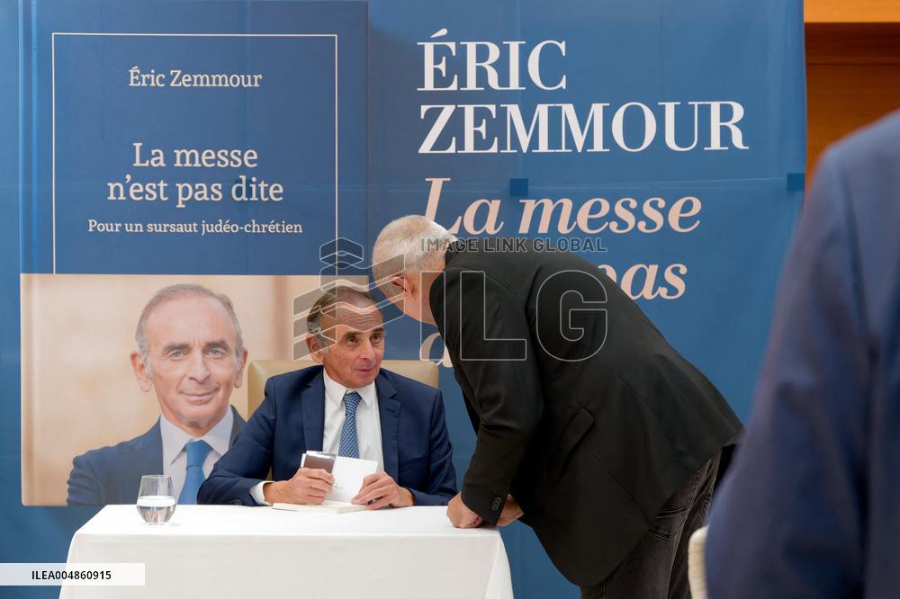 Eric Zemmour Signs His Book - Nice