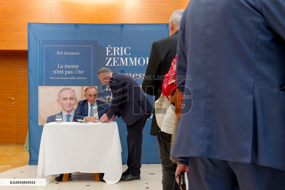 Eric Zemmour Signs His Book - Nice