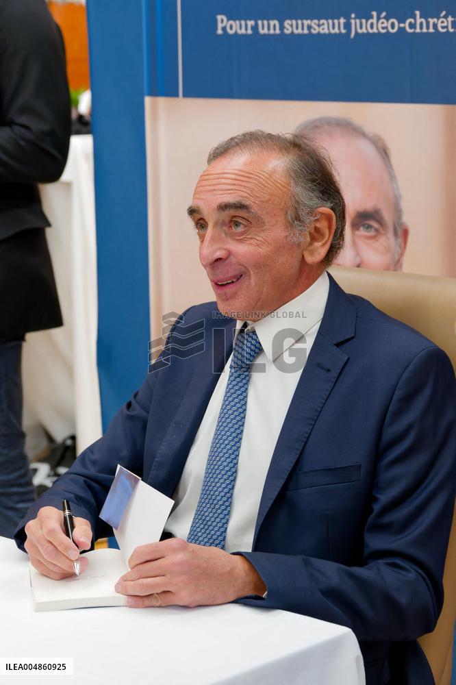 Eric Zemmour Signs His Book - Nice