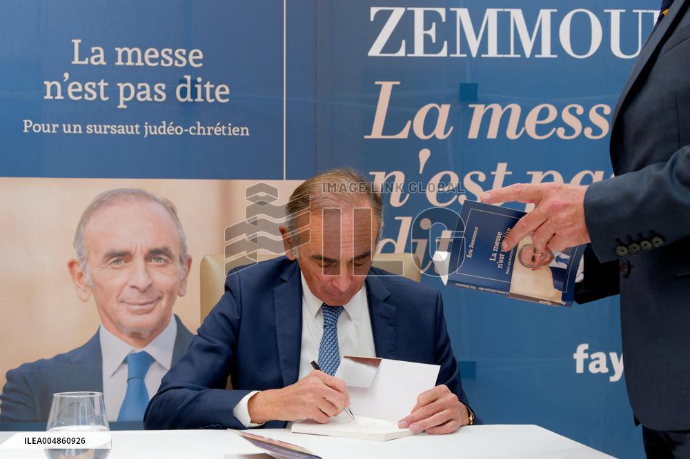 Eric Zemmour Signs His Book - Nice