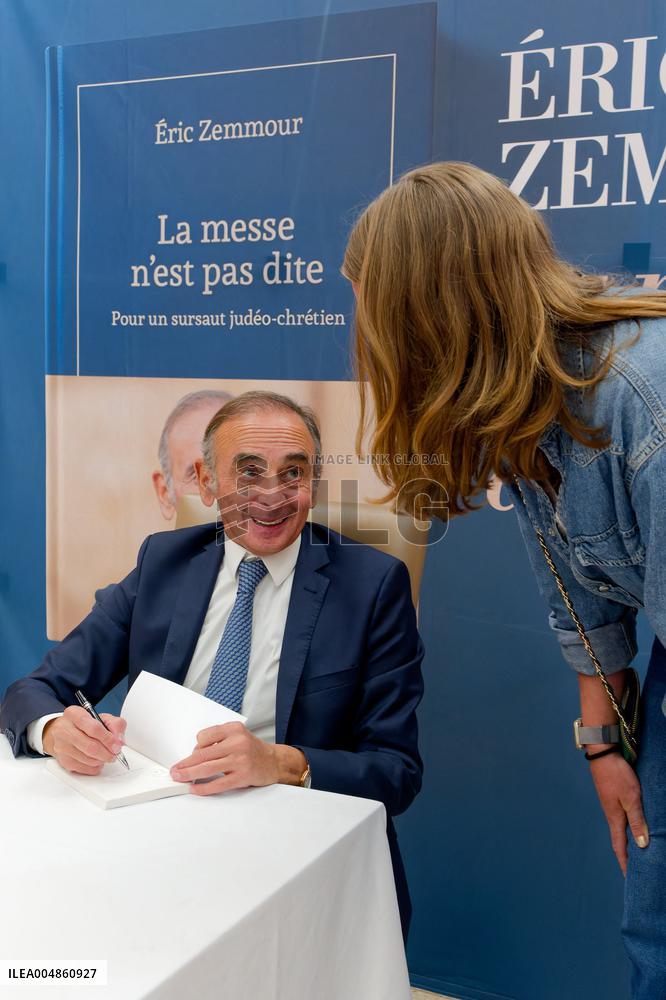 Eric Zemmour Signs His Book - Nice