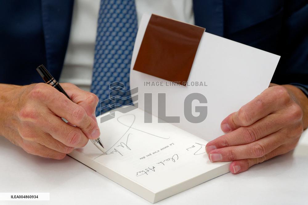 Eric Zemmour Signs His Book - Nice