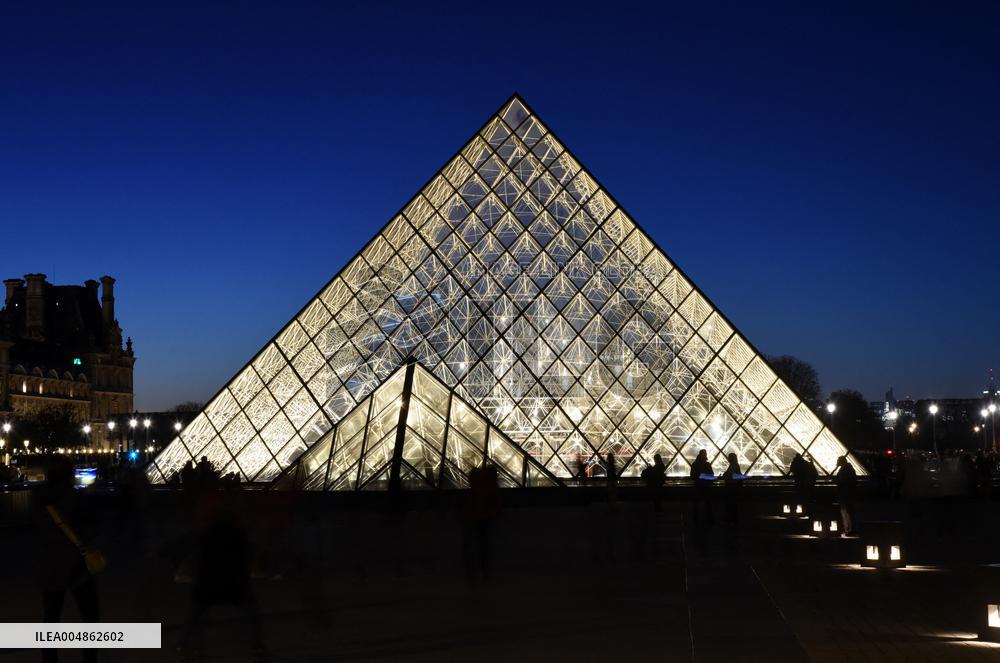 Louvre Museum Illustration - Paris