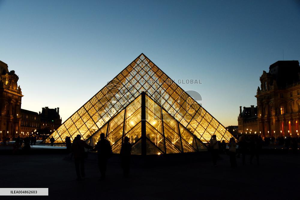 Louvre Museum Illustration - Paris
