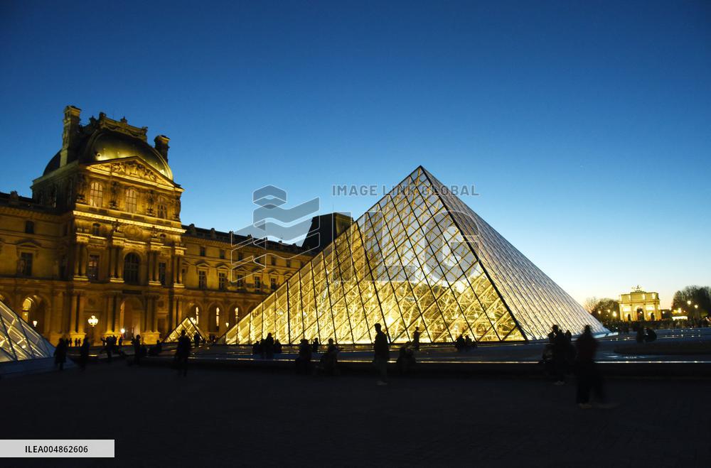 Louvre Museum Illustration - Paris
