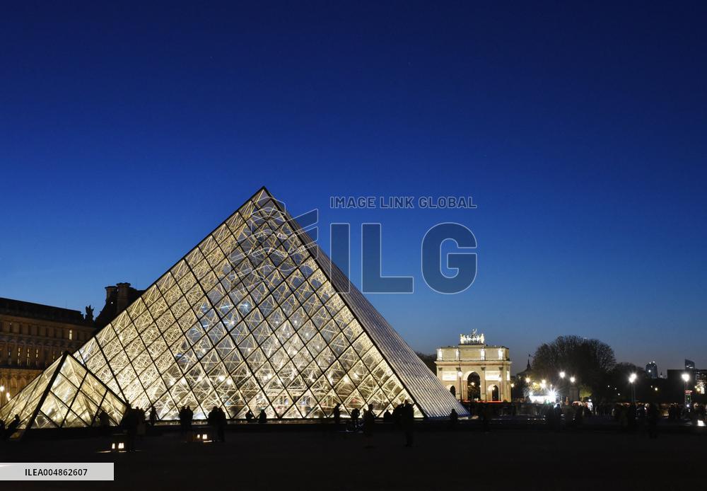 Louvre Museum Illustration - Paris