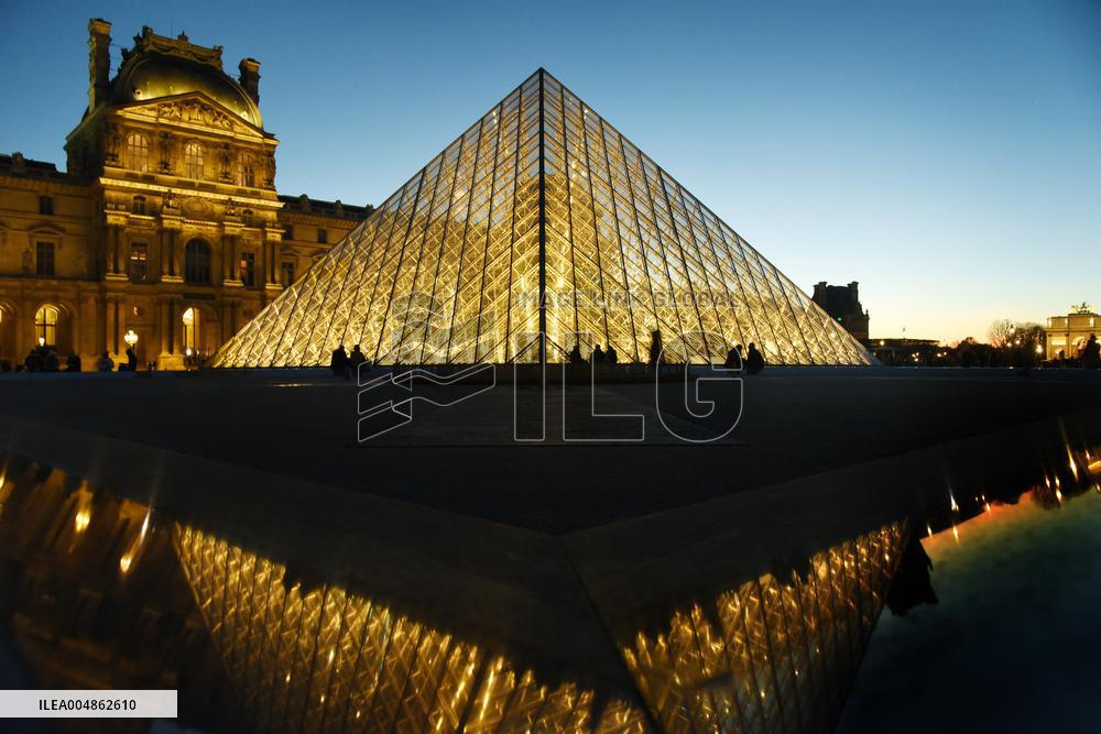 Louvre Museum Illustration - Paris