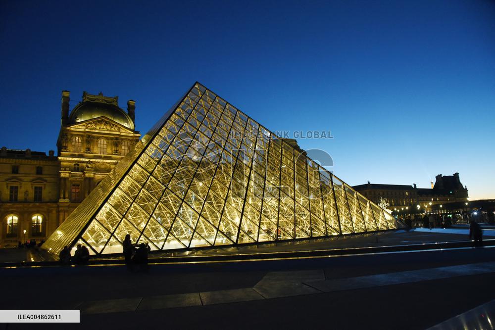 Louvre Museum Illustration - Paris