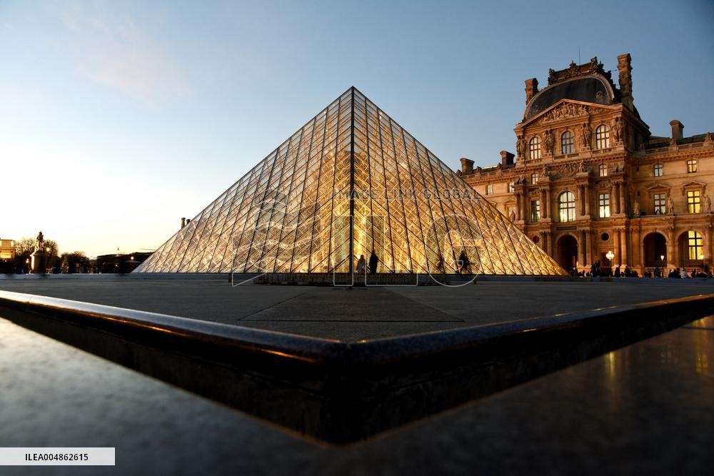 Louvre Museum Illustration - Paris