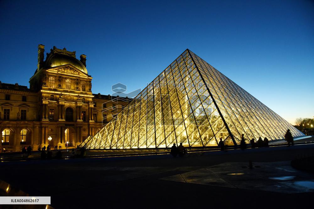 Louvre Museum Illustration - Paris